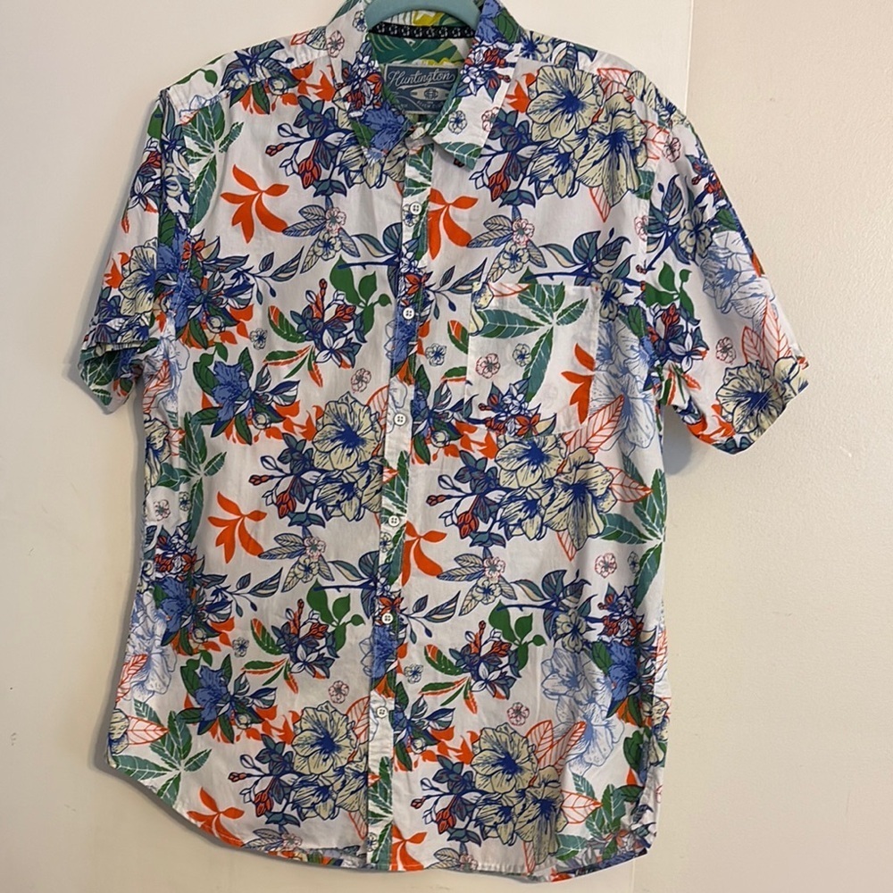 Huntington Beach Club Men’s Vibrant Tropical Short Sleeve shirt. Size XL